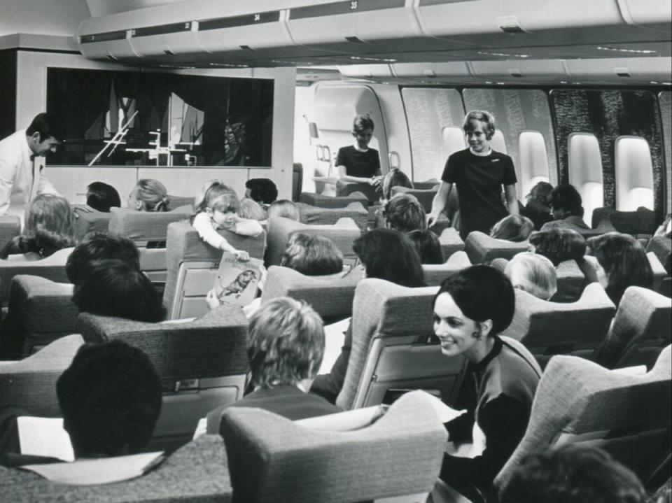 Economy cabin inside the Boeing 747 (British Airways)