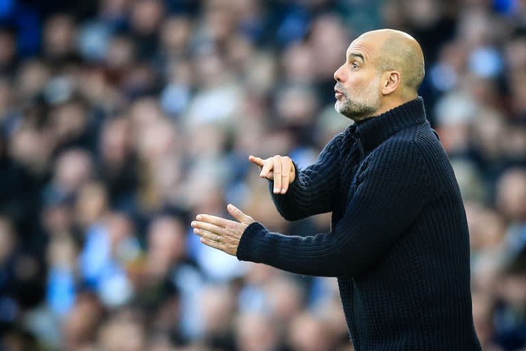 Guardiola da indicaciones en el partido entre Manchester City y Arsenal, por la Premier League