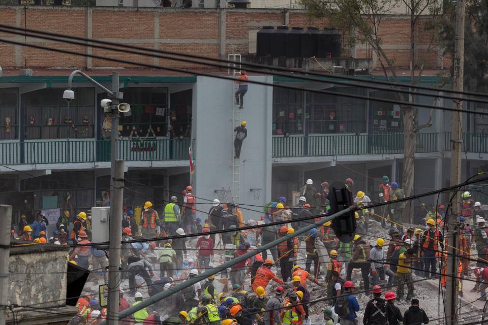 FOTOS: la fábrica destruida en México donde todos quieren ayudar