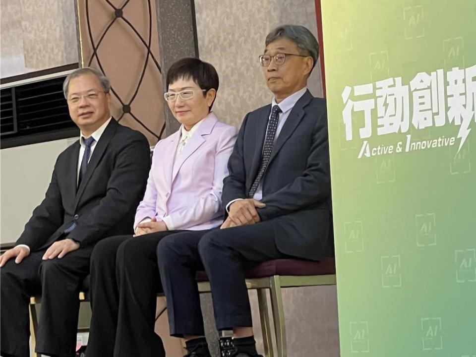 因進口蛋攀政治高峰，農業部長由政務次長陳駿季（右）真除。（曾薏蘋攝）