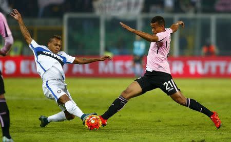 Palermo's Robin Quaison (R) and Inter Milan's Jonathan Biabiany fight for the ball during their Italian Serie A soccer match at the Renzo Barbera stadium in Palermo, Italy, October 24, 2015. REUTERS/Tony Gentile