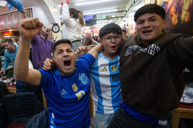 El festejo del gol argentino en una pizzería cerca del Obelisco. 