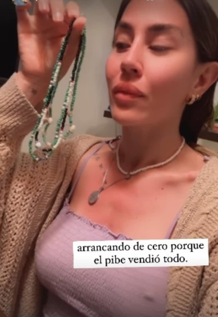 Jimena Barón mostró el resultado del emprendimiento de Momo, quien vendió pulseras y collares en la playa