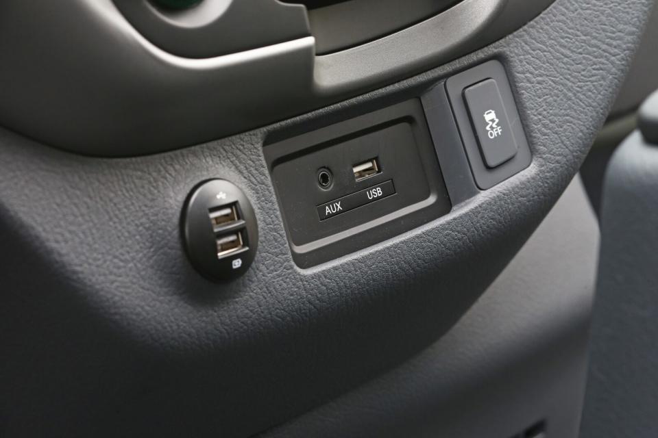控檯下方設置有AUX-IN電源連結埠與3組USB插孔。