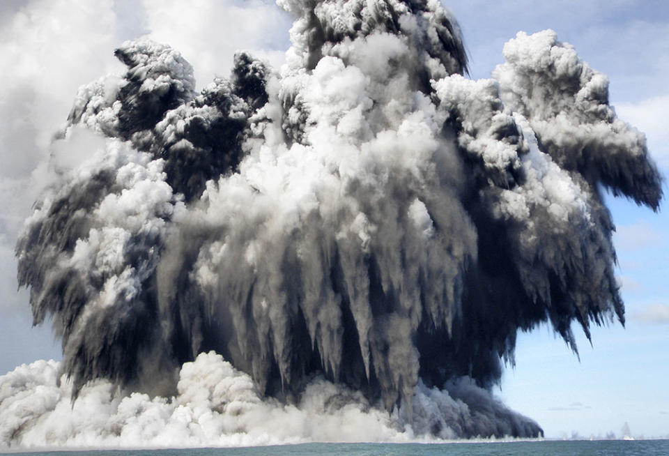 洪加東加－洪加哈帕伊海底火山2009年的那場爆發（Image Source : REUTERS/Matangi Tonga Online/Handout）