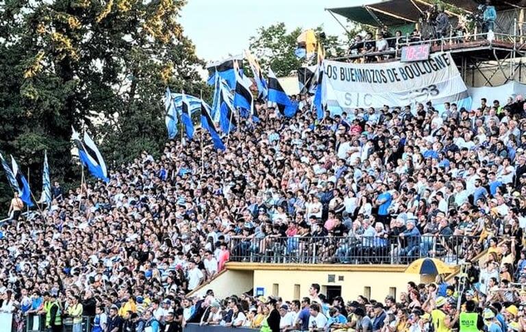 La bandera de Los Buenmozos de Boulogne, un clásico en cada partido del Zanjero