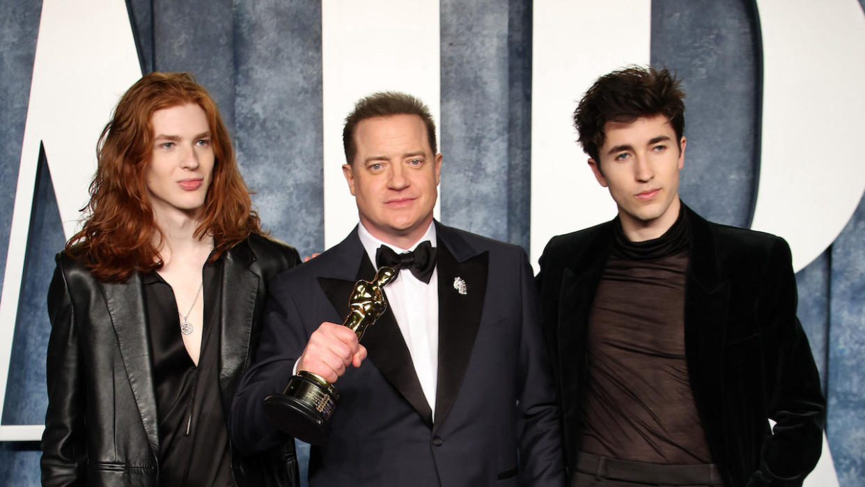  Brendan Fraser with his sons at the Oscars 