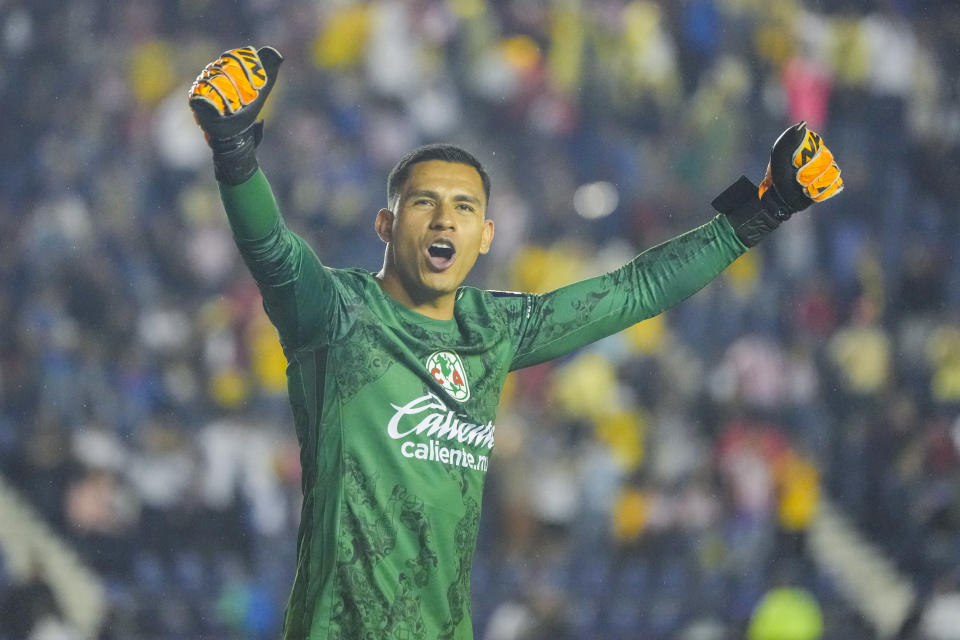 Luis Malagón, arquero del América, festeja la victoria sobre Chivas en el clásico, el sábado 14 de septiembre de 2024, en Ciudad de México (AP Foto/Eduardo Verdugo)