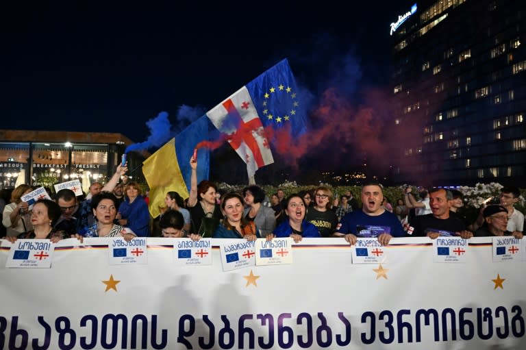 Une manifestation contre la loi sur l'influence étrangère, à Tbilissi en Géorgie, le 2 juin 2024 (Vano SHLAMOV)