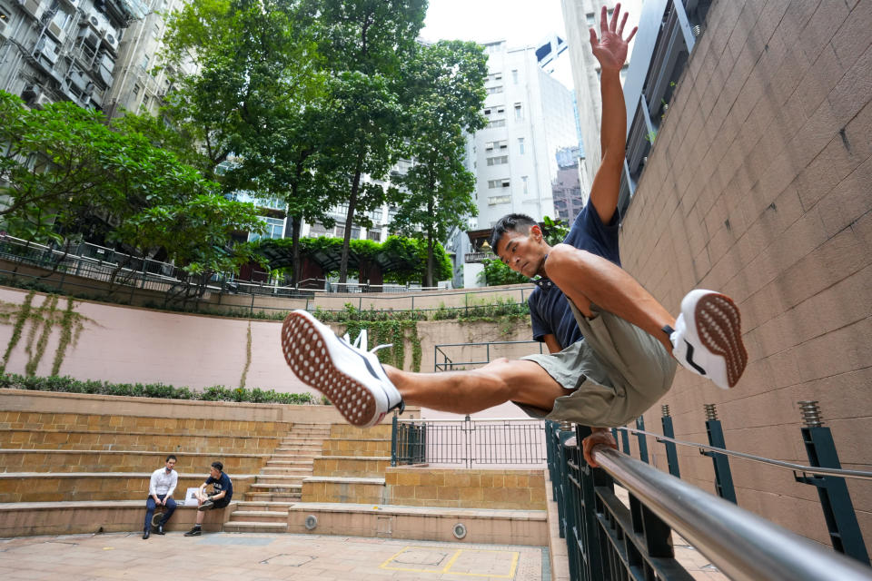 香港飛躍道協會教練盧振宗鑽研Parkour近20年，他說這門運動追求準確度，不多不少去到目的地。
