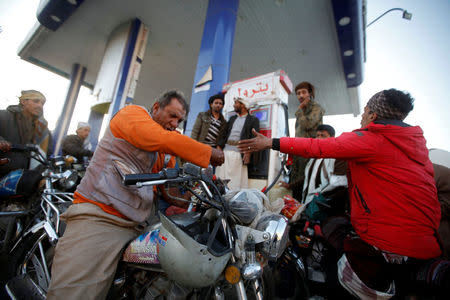 Motorcyclists crowd at a gas station amid fuel supply shortage in Sanaa, Yemen November 10, 2017. REUTERS/Mohamed al-Sayaghi