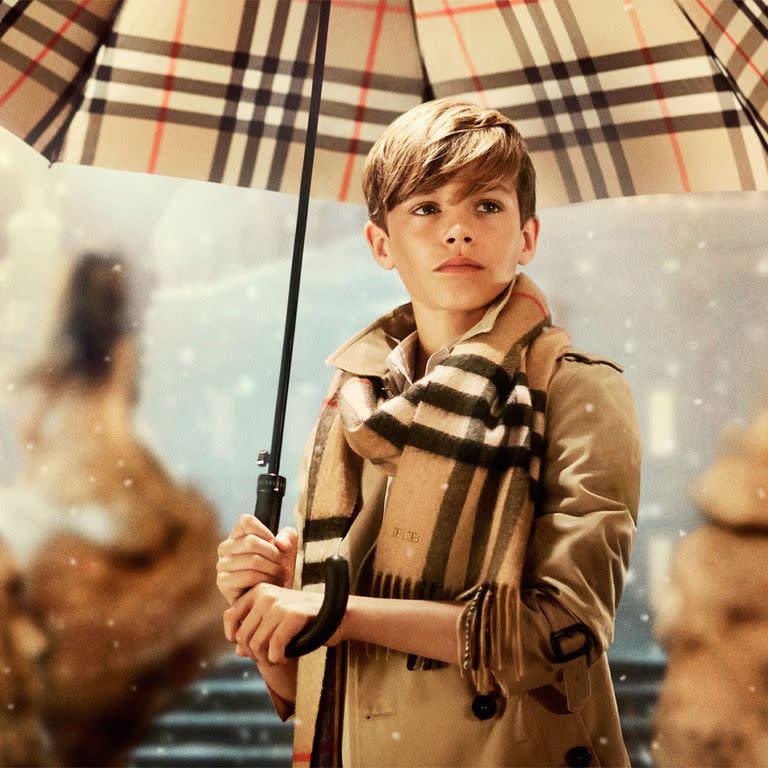 <p>Romeo Beckham hat sein Modell-Debüt für niemand Geringeren als Burberry gemacht. Zusammen mit Leuten wie Cara Delevingne posierte er für die Kampagne Frühjahr / Sommer 2013 der Marke. Danach nahm Romeo an den Weihnachtskampagnen 2014 und 2015 der Marke teil.<br>[Foto: Burberry] </p>