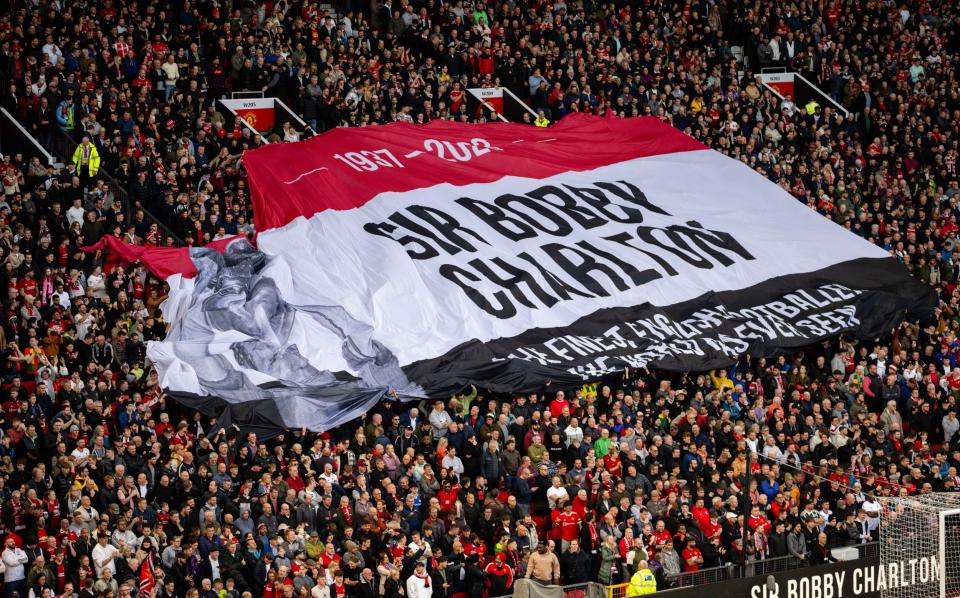 Old Trafford banner salutes Sir Bobby Charlton