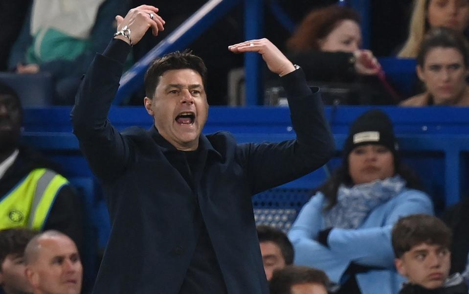 Mauricio Pochettino urges on his players