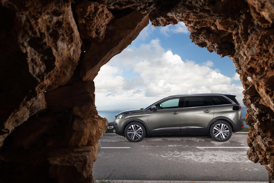 Peugeot 5008 SUV。