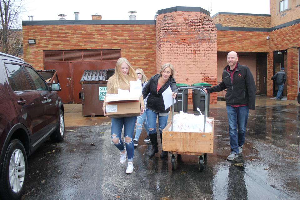 Club president Travis Havens and his family load up their vehicle for deliveries to the Kiwanis Highrise Residents.