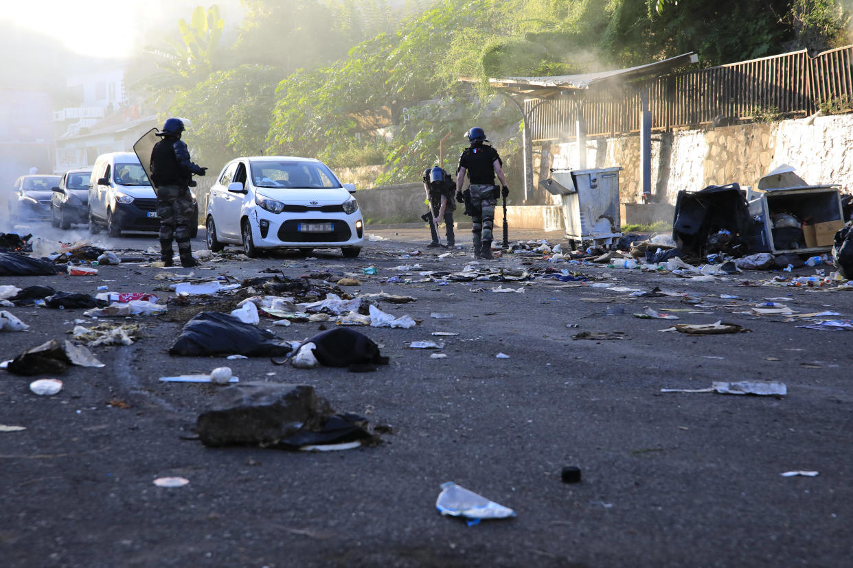 Des ordures brûlées dans une rue après des affrontements à Majicavo, une commune de la ville de Koungou à Mayotte, le 25 avril 2023.