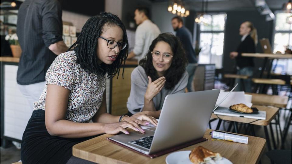 Dos jóvenes frente a un laptop