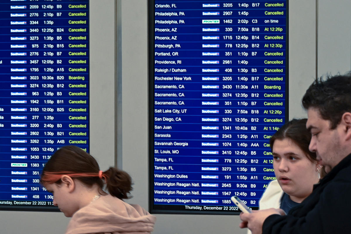 #U.S. passengers stranded by winter storm; 2,500 flights canceled