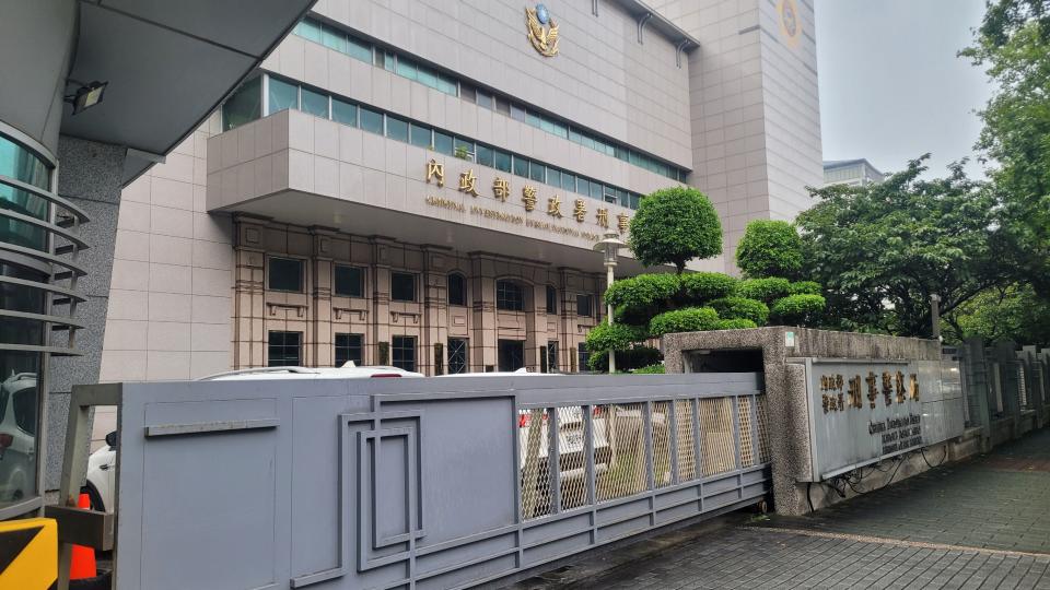 刑事局黃姓副隊長被控偵辦毒品案勾結線民涉不法，檢調搜索黃的辦公室，帶回黃及龍潭警分局5名員警調查。記者李奕昕／攝影