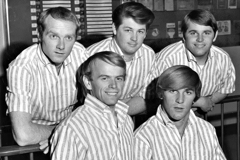 Brian Wilson (arriba, al centro), junto a su compañeros de The Beach Boys