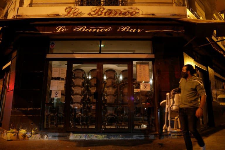 Fermeture d'un bar à Paris, le 5 octobre 2020 - GEOFFROY VAN DER HASSELT © 2019 AFP