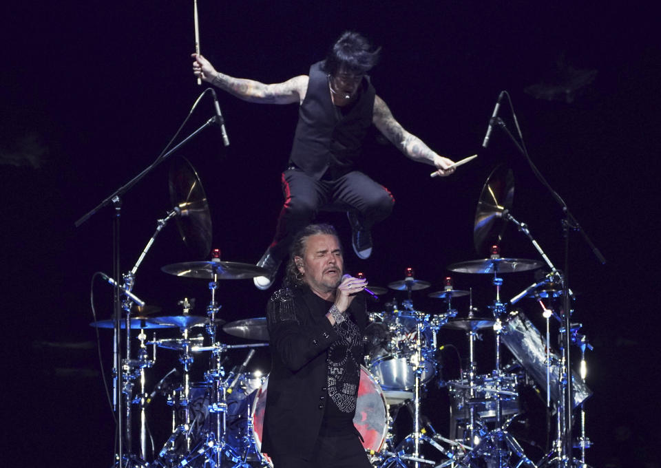 Fher Olvera, cantante de la banda mexicana de pop rock Maná durante su concierto en el Foro Sol de la Ciudad de México el 12 de noviembre de 2022. Al fondo se ve el baterista Alex González. (Foto AP/Marco Ugarte)