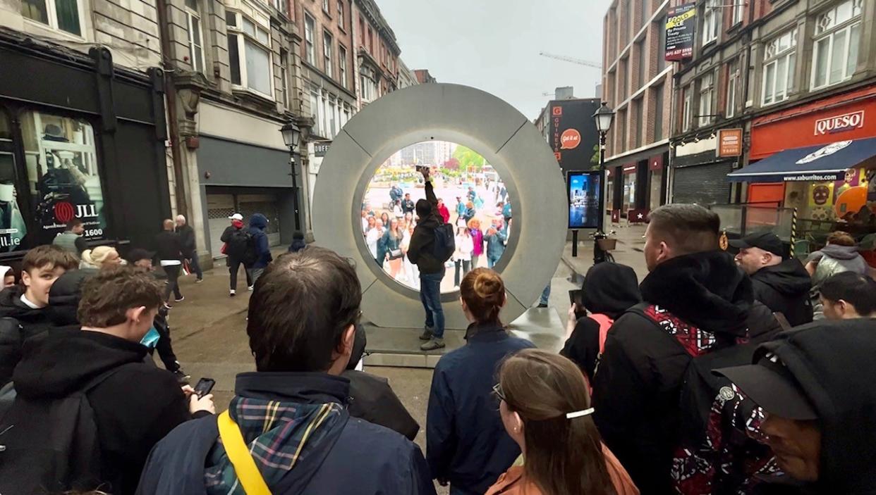 Zwei riesige Bildschirme, einer steht auf der O'Connell Street in Dublin, der zweite in der North Earl Street in New York City zeigen das jeweils andere Live-Bild