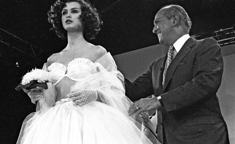 NEW YORK - MID 1990s: Oscar De La Renta and model on runway after a show of his fashions in the mid 1990s in New York City, New York. (Photo by Catherine McGann/Getty Images) 