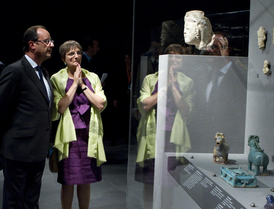 French President Francois Hollande listens to Sophie Makariou, chief of Department of Islamic Arts, as he visits the new Department of Islamic Arts galleries at the Louvre museum in Paris, Tuesday Sept. 18, 2012. (AP Photo/Gonzalo Fuentes, Pool)