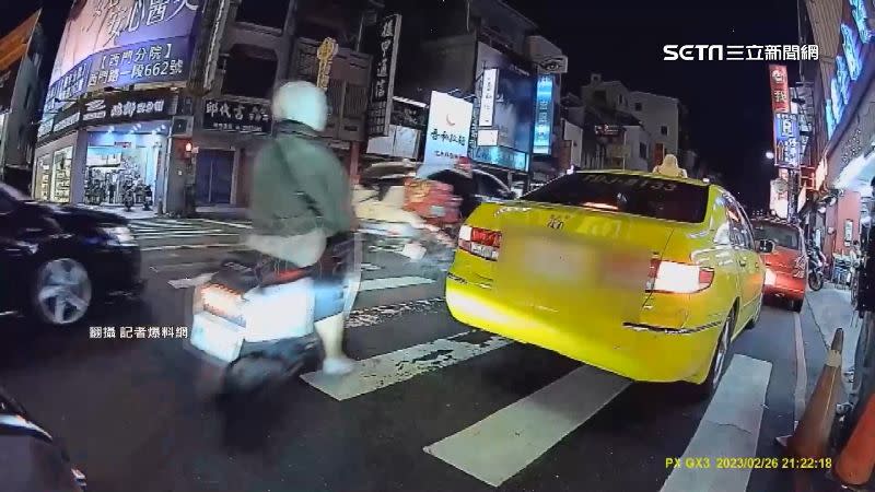 計程車直接停在斑馬線上，不顧他人安全。（圖／翻攝自記者爆料網）