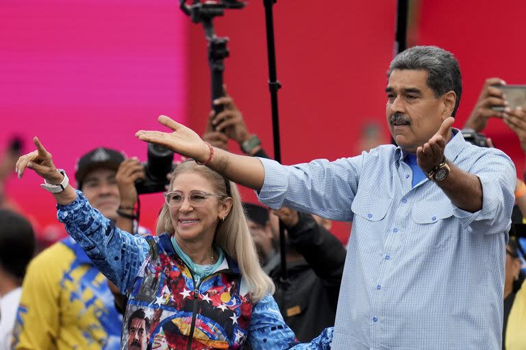 El presidente Nicolás Maduro, junto a su esposa, Cilia Flores, en el cierre de campaña, en Caracas. (AP/Fernando Vergara)