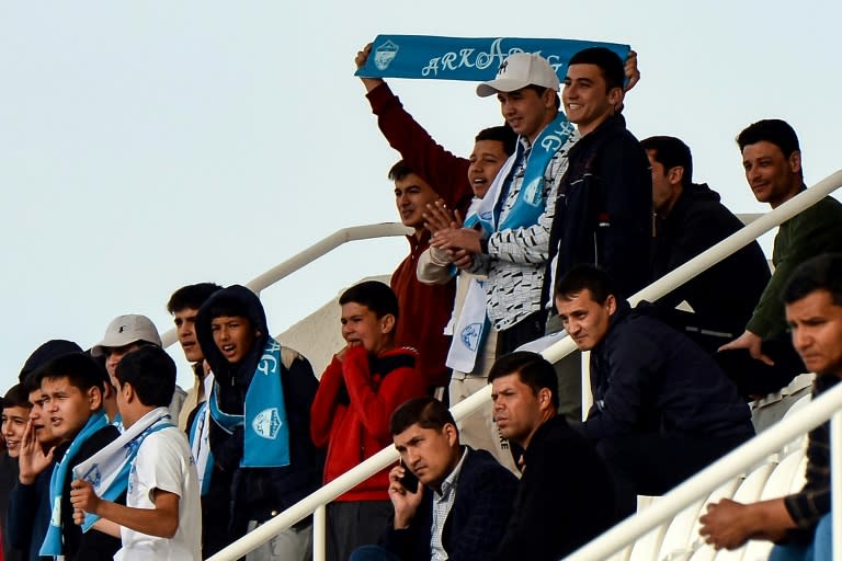 Des supporters du FK Arkadag lors du match de championnat contre Akhal à Arkadag au Turkménistan, le 30 mars 2024 (STRINGER)