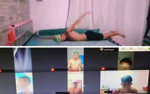 一名泰國體育老師就發揮創意，在自家床墊上示範游泳姿勢，引發泰國網友瘋傳。（圖／翻攝自臉書）