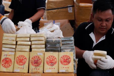 Thai narcotics officials arrange bags of heroin during the 47th Destruction of Confiscated Narcotics ceremony in Ayutthaya province, north of Bangkok, Thailand June 26, 2017. REUTERS/Chaiwat Subprasom