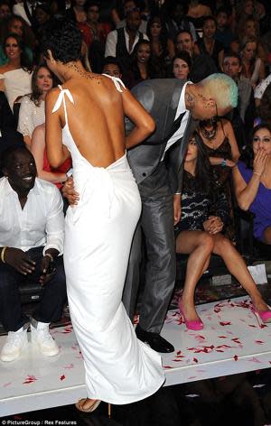 Rihanna y Chris Brown compartieron tierno beso para la sorpresa de todos via Daily Mail