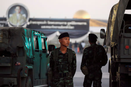 Thai army personnel stand outside Dhammakaya temple in Pathum Thani province, north of Thailand February 16, 2017.REUTERS/Jorge Silva