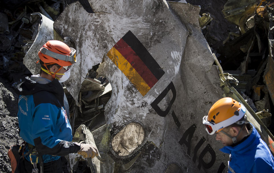 Wrackteile des Flugzeuges wurden von Dutzenden Arbeitern geborgen. (Bild: AP Images)