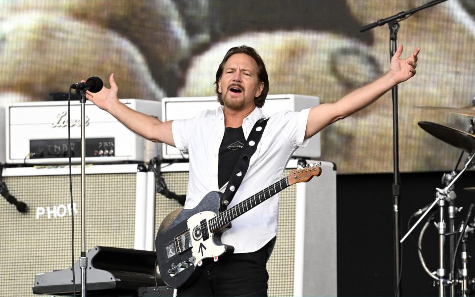 Born showman: Eddie Vedder of Pearl Jam perfoms at Hyde Park - Gareth Cattermole