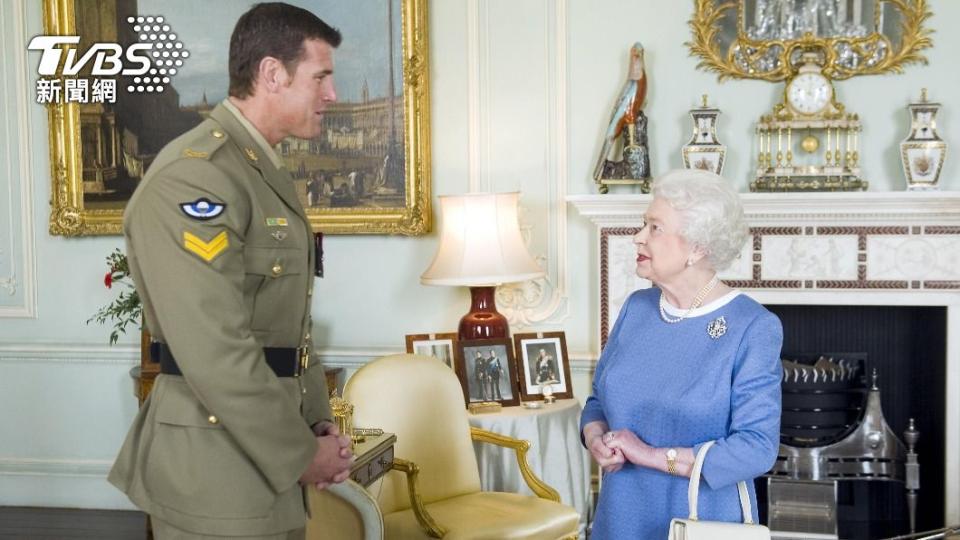 史密斯在2011年前往白金漢宮，受到英國女王接見。（圖／達志影像美聯社）