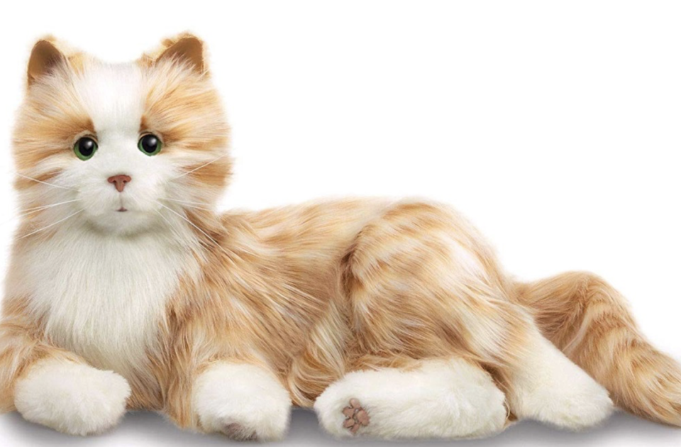 <p>L’Orange Tabby Cat è il gatto tigrato della linea di animali domestici robot Joy For All Companion Pets creata da Hasbro per un target dai 5 ai 105 anni (come riportato su ogni scatola). Perfetti non solo per i bambini ma anche per fare compagnia agli anziani. Questo gatto si muove ed emette i tipici versi felini. Dotato di tecnologia VibraPurr, non appena i sensori tattili gli faranno riconoscere una carezza questo farà le fusa. Apre e chiude gli occhi, muove la testa e il corpo ed è dotato di un pelo sintetico che riproduce fedelmente quello dei gatti veri. Prezzo: 99,99 dollari su amazon.com </p>