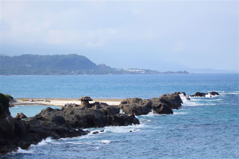 網友從遠方的觀景台拍下只剩一支的石雨傘。（圖／翻攝自花東旅食護照（花東景點美食）臉書）