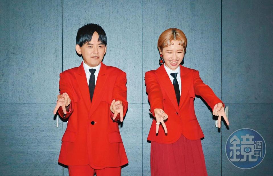 黃子佼（左）、Lulu黃路梓茵（右）出席《婚禮歌手》見面會，手伸直擺出韓國最紅的倒V愛心，這手勢靈感不會是從殭屍來的吧？