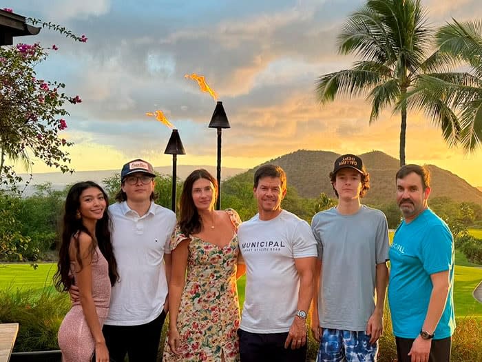 Mark Wahlberg con su esposa y sus hijos en Hawai