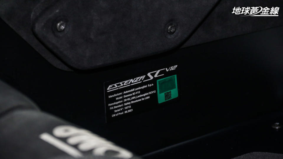 Essenza SCV12車體上貼有經過FIA認證，符合LMH安全規範的標籤。(攝影/ 陳奕宏)