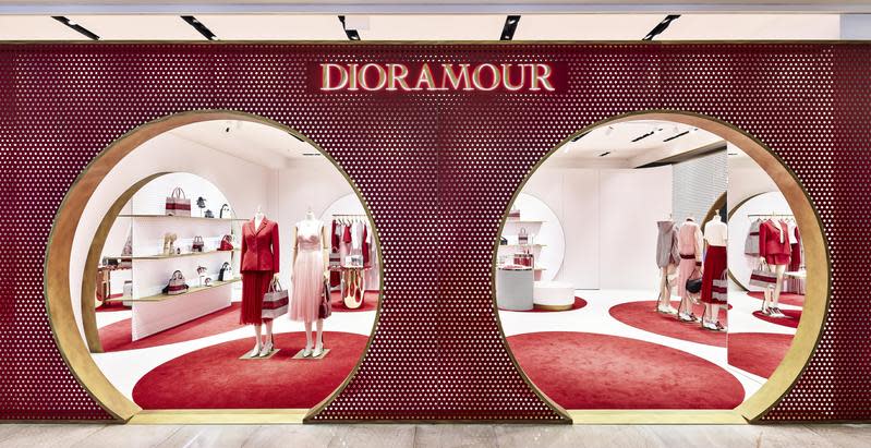 Dior 於台北信義新天地 A9 館一樓打造 Dioramour 期間限定店，以紅色波卡圓點為主題，呈獻洋溢浪漫綺想的七夕限定系列，傳遞愛與溫情。（Dior提供）