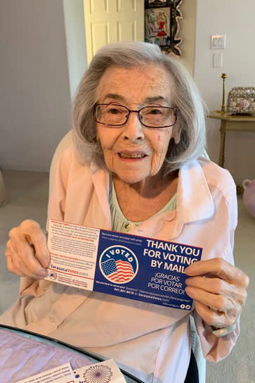 Una imagen proporcionada por Beverly Mendina: Harriet Feferman con su formulario de votación por correo en su casa en Sarasota, Florida. (Beverly Mendina vía The New York Times)
