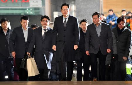 Lee Jae-yong (C), vice chairman of Samsung Electronics, arrives to be questioned as a suspect in a corruption scandal that led to the impeachment of President Park Geun-Hye, at the office of the independent counsel in Seoul on February 13, 2017. REUTERS/Jung Yeon-Je/Pool