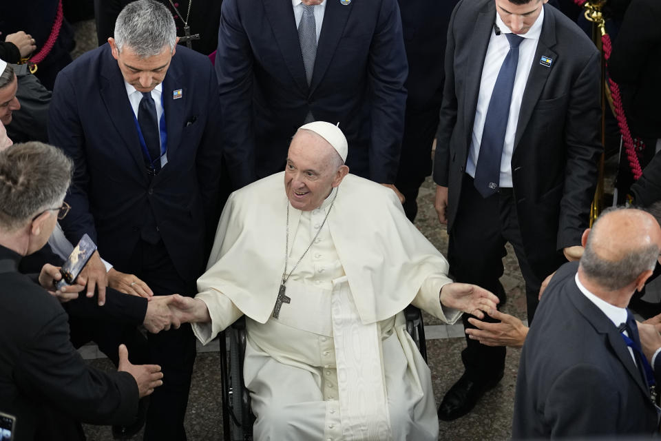 El papa Francisco sonríe al final de una reunión con sacerdotes, religiosos y religiosas, seminaristas y catequistas en la catedral de Nuestra Señora del Perpetuo Socorro, en Nur-Sultan, Kazajistán, el 15 de septiembre de 2022. (AP Foto/Alexander Zemlianichenko)