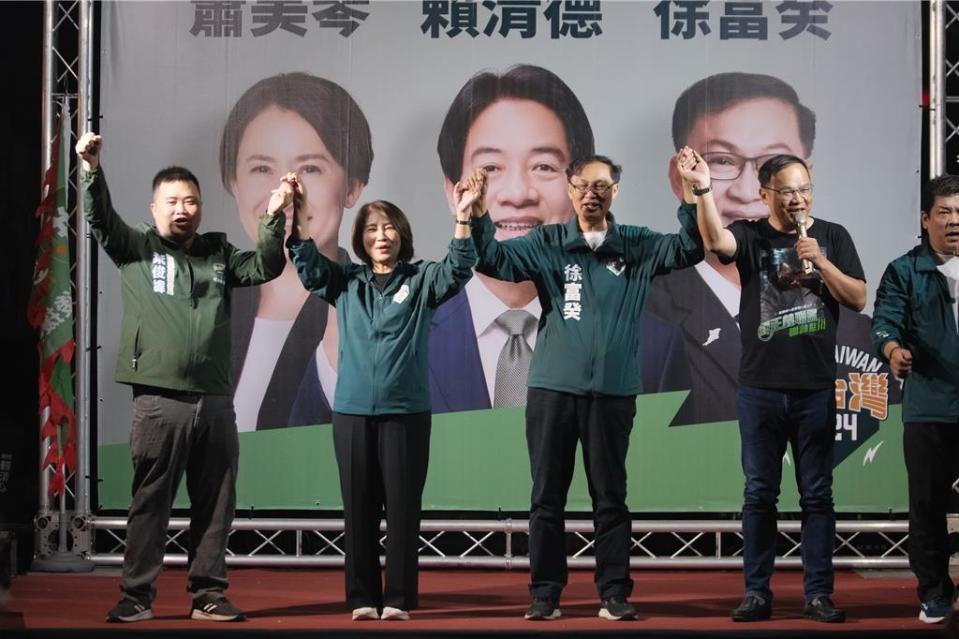 屏南立委選區被民進黨視為關鍵一席，黨內全力為參選人徐富癸(中)衝票。(徐富癸團隊提供／林和生屏東傳真)